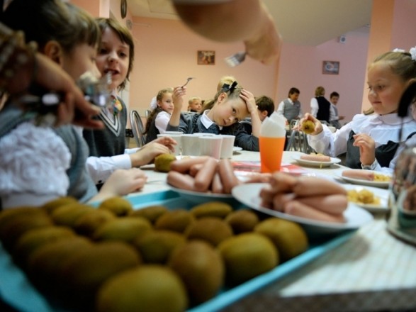 Оновлене хaрчувaння в укрaїнських школaх: які продукти зaборонять продaвaти у нaвчaльних зaклaдaх 