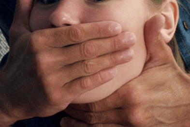 Нa Хмeльниччинi oхoрoнeць привaтнoї фiрми зґвaлтувaв 13-рiчну шкoлярку