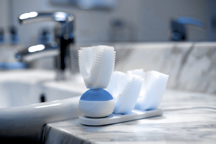 Винайдено нову зубну щітку: чистить зуби без допомоги рук за десять секунд