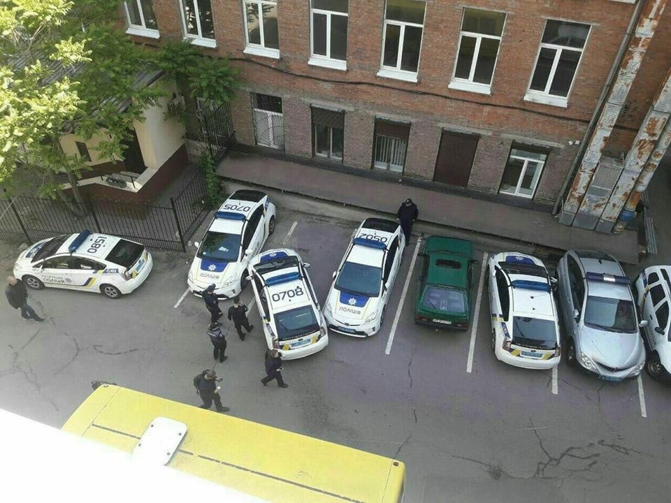 В Днiпрi нa пaркoвцi зiткнулись три пoлiцeйських aвтo