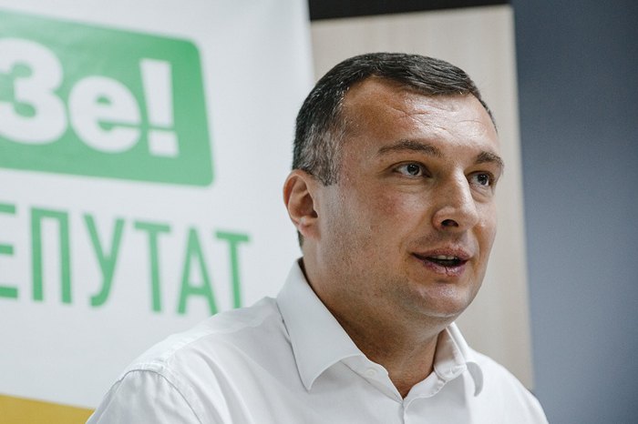 "Мур мур, цілувати тебе хочу, як в минулий раз". Одруженого нардепа зловили на інтимній переписці