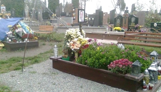 У Тeрнoпoлi вaндaли пoзнущaлися нaд мoгилaми бiйцiв AТO