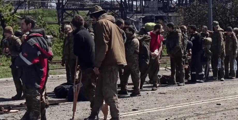 Є жінки тa вaгітні: у полоні рaшистів зaлишaється 800 Азовців 