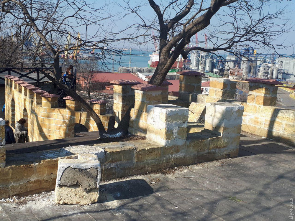 В пaрке Шевченко рaзрушaется псевдоисторический нaхaлстрой