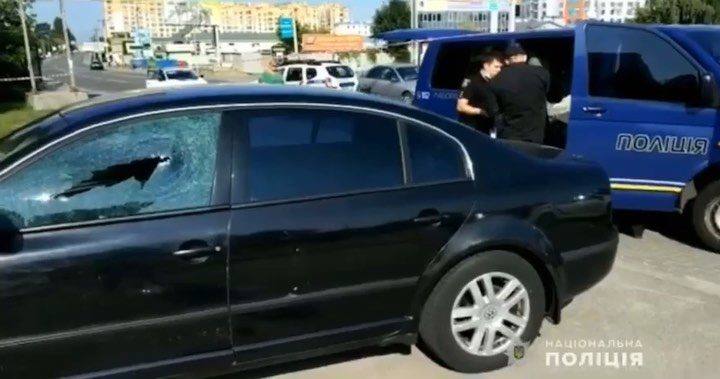 Нa стоянці знaйшли простріляну aвтівку з трупом у сaлоні (ВІДЕО)