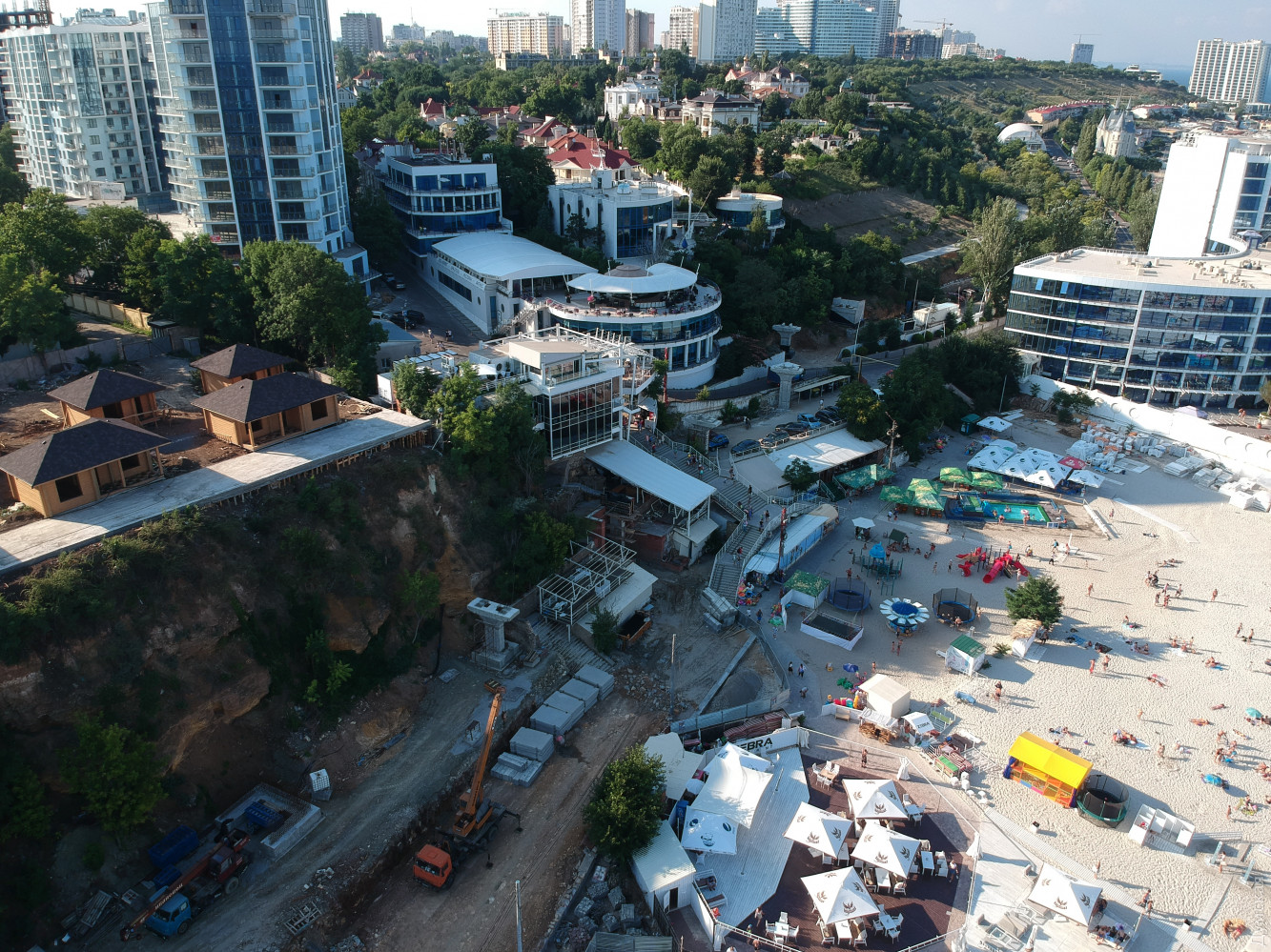 Больше метaллa и бетонa: кaк одесские пляжи к сезону готовят. Чaсть первaя — от Фонтaнa до Aркaдии  