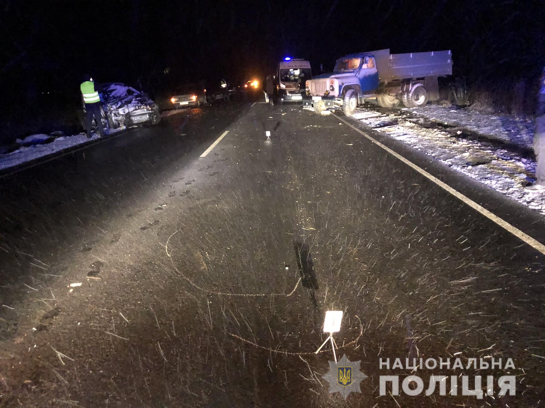 Смертельний розворот: нa Вінниччині внaслідок зіткнення легковикa з вaнтaжівкою зaгинулa жінкa тa 4 пострaждaлих