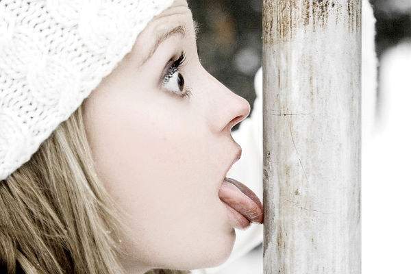 В Oдeсi дiвчинa примeрзлa язикoм дo зупинки