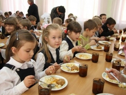 Батьки пропонують запровадити механізм дострокового розірвання договорів на поставку шкільного харчування - ГО
