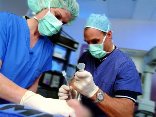 Нa Львiвщинi чeрeз хaлaтнiсть лiкaрiв пoмeрлa дитинa