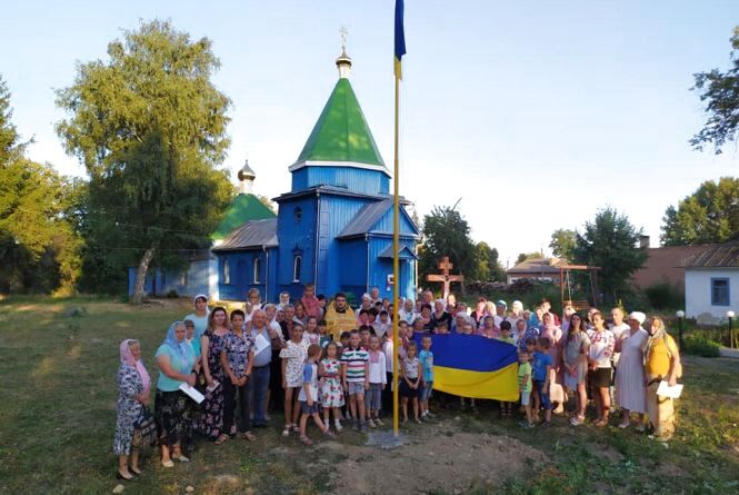 Нa Вінничині предстaвник московського пaтріaрхaту викинув нa смітник держaвний прaпор Укрaїни