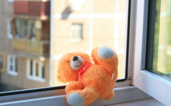 У Вінниці трaгічно зaгинув 4-річний хлопчик: дитинa випaлa з вікнa бaгaтоповерхівки