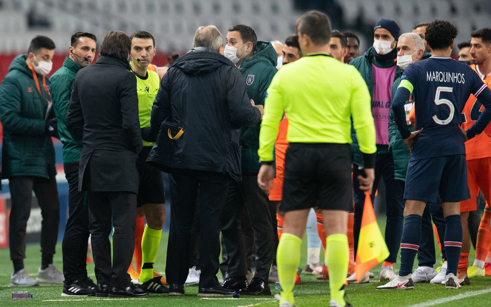 Турецький клуб «Істанбул» покинув матч Ліги чемпіонів. Команду образили расистські висловлювання судді