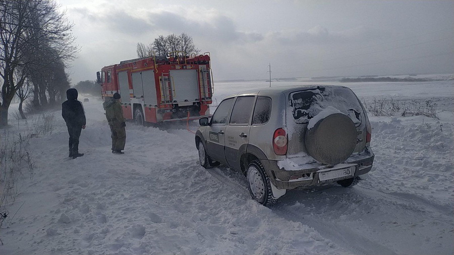 Вінницькі рятувальники дістали зі снігових заметів два десятки автівок