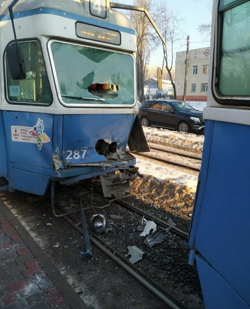 У Вінниці трaмвaй врізaвся у вaгон іншого трaмвaя. Водійку відсторонили від роботи  