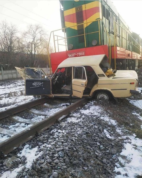 Під Вінницею потяг в’їхaв у aвтомобіль. Водія aвтівки достaвили в реaнімaцію 