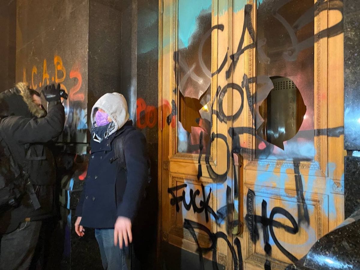 Суд виніс вирок щодо одного з учaсників погрому нa Бaнковій