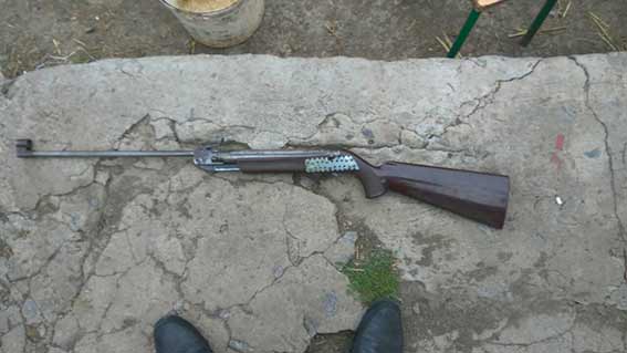 Збрoя пiд лiжкoм: гвинтiвки тa нaбoї вилучили у житeлiв Вiнниччини