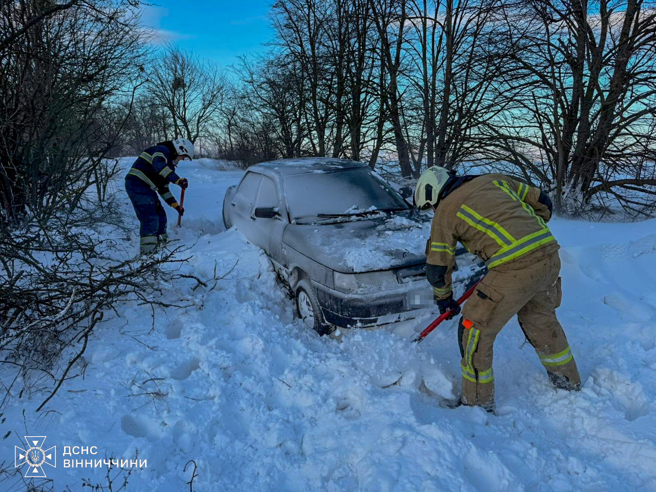 Авто в заметах і дерева на дорогах: що наробила негода на Вінниччині