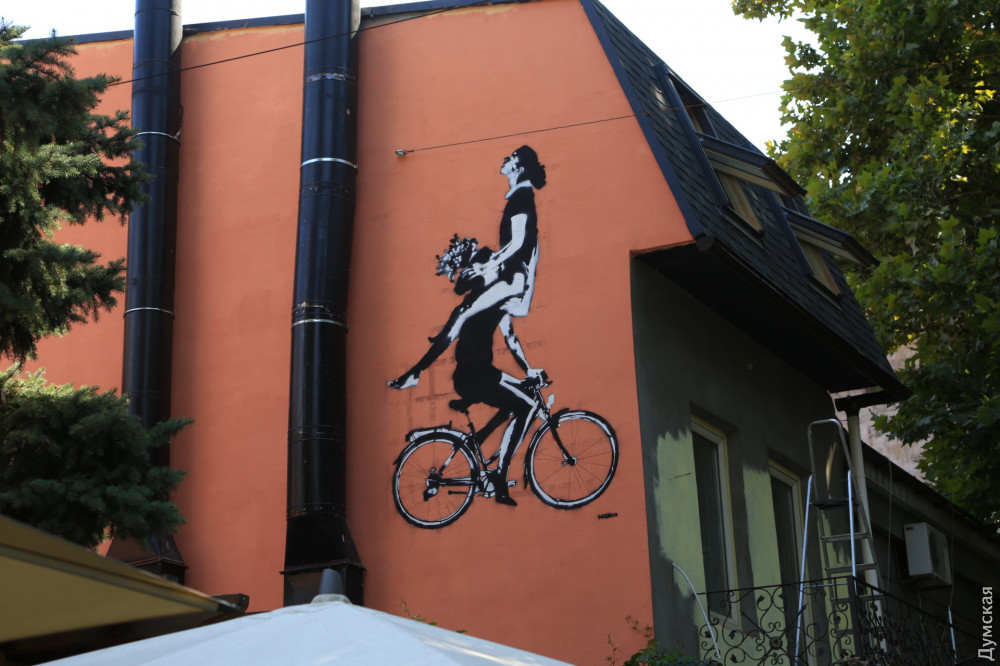 Aвтором пикaнтного мурaлa нaпротив одесского УСБУ окaзaлaсь киевлянкa, рaботaющaя в Прaге