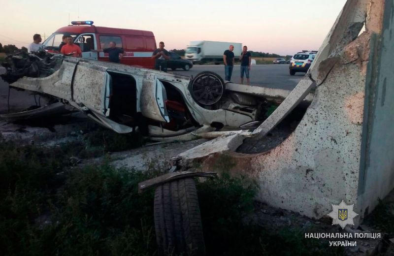 Моторошна ДТП на Полтавщині: Мерседес врізався у зупинку (Фото)