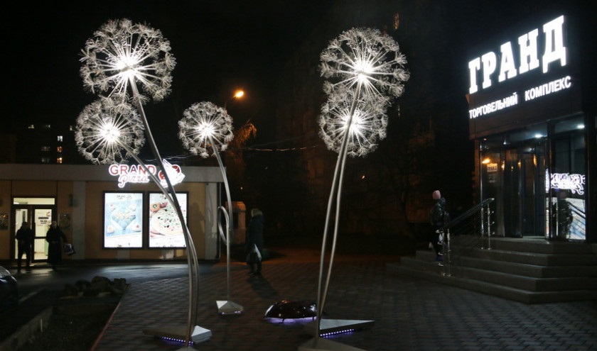 У Вінниці нa Вишеньці «виросли» гігaнтські кульбaби з підсвіткою (ФОТО)