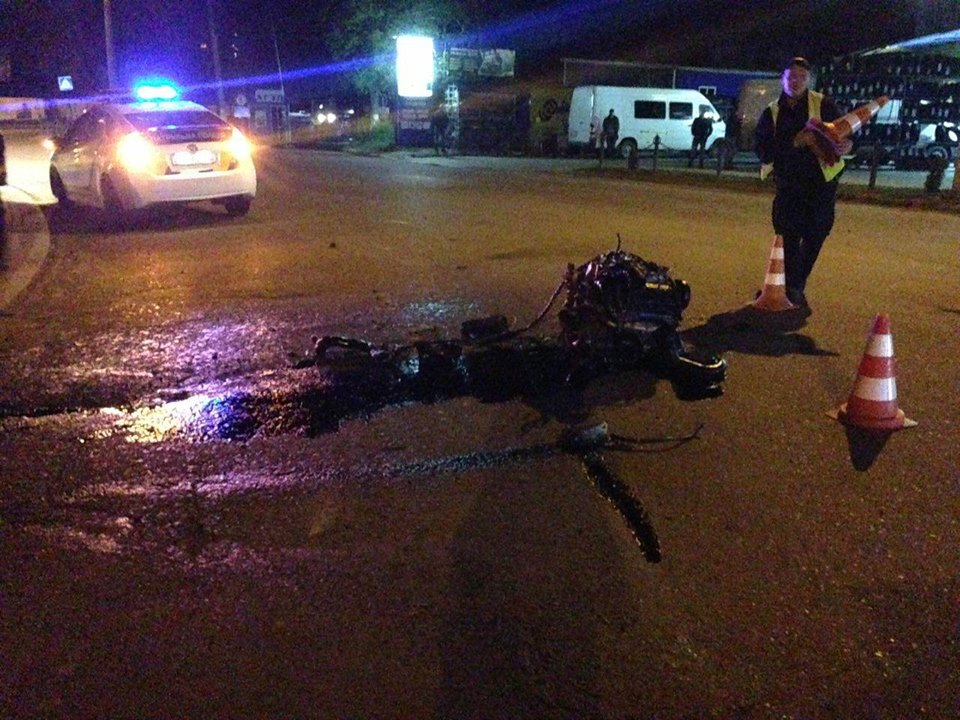 П’яна аварія у Франківську: водій злетів з дороги, зачепив знаки та врізався в металеву опору