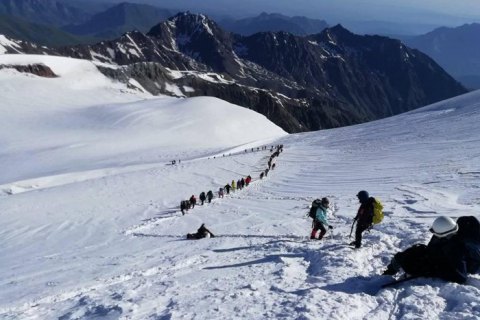 Українці потрапили під лавину на горі Казбек