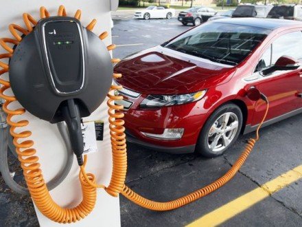 Нідерландці розробили асфальт, що заряджає електрокари