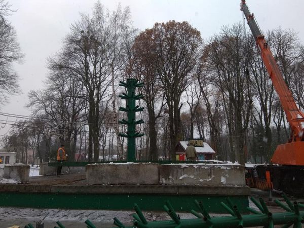 У Вінниці вже ставлять головну ялинку міста