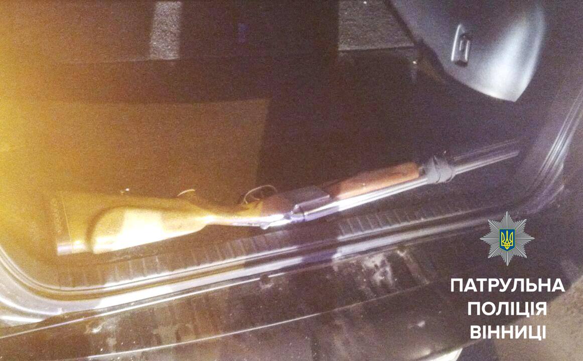 Нетверезий вінничанин керував автівкою і перевозив у багажнику заряджену рушницю