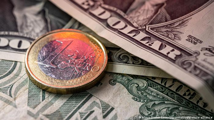 Курс гривні до долара в банківських обмінниках зміцнився на 80 копійок