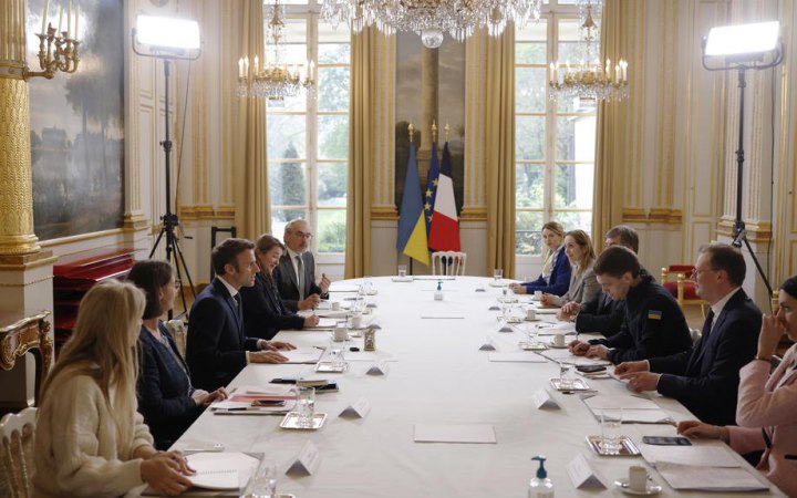 Макрон зустрівся з мером Мелітополя, який побував у полоні окупантів