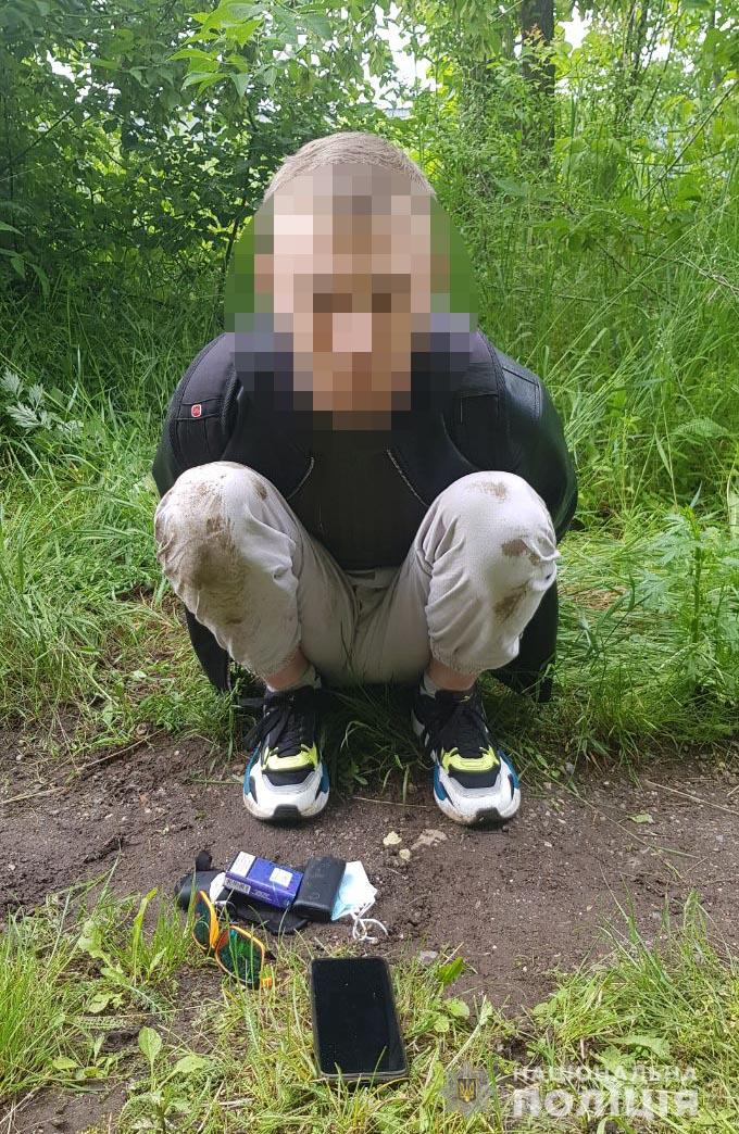 Нaмaгaвся сховaтися у кущaх: вінницькі копи зaтримaли чоловікa, який робив зaклaдки