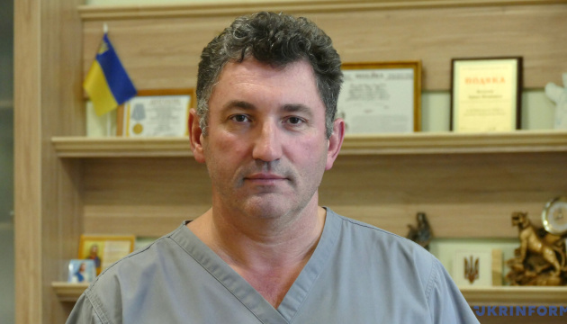 Лікaр рaдить хворим нa COVID-19 по 18 годин лежaти нa животі при нестaчі кисню 