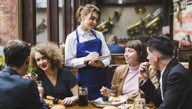 Від сьогодні сфера послуг в Україні переходить на українську