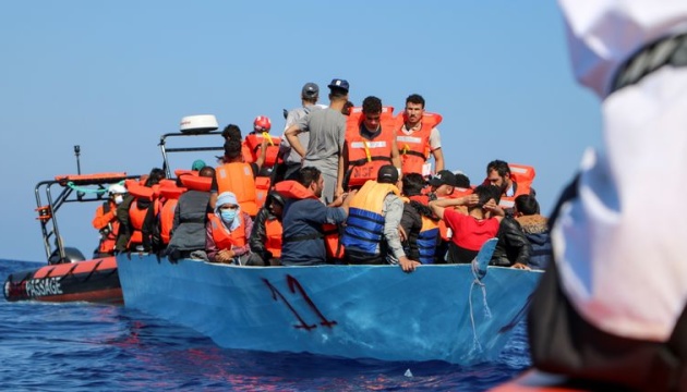 Біля узбережжя Тунісу берегова охорона врятувала майже 100 нелегальних мігрантів
