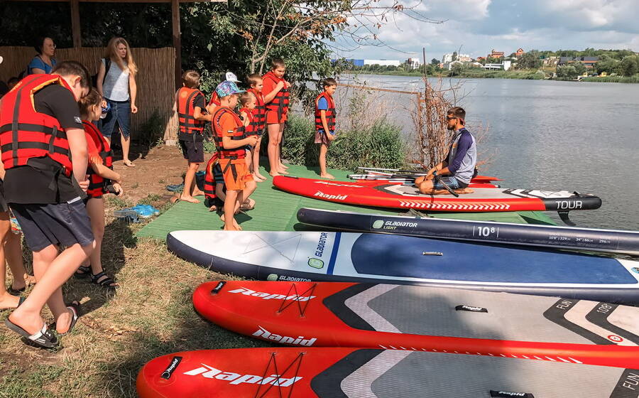 Останнє у цьому сезоні: у Вінниці дітей-переселенців запрошують на катання на SUP дошках