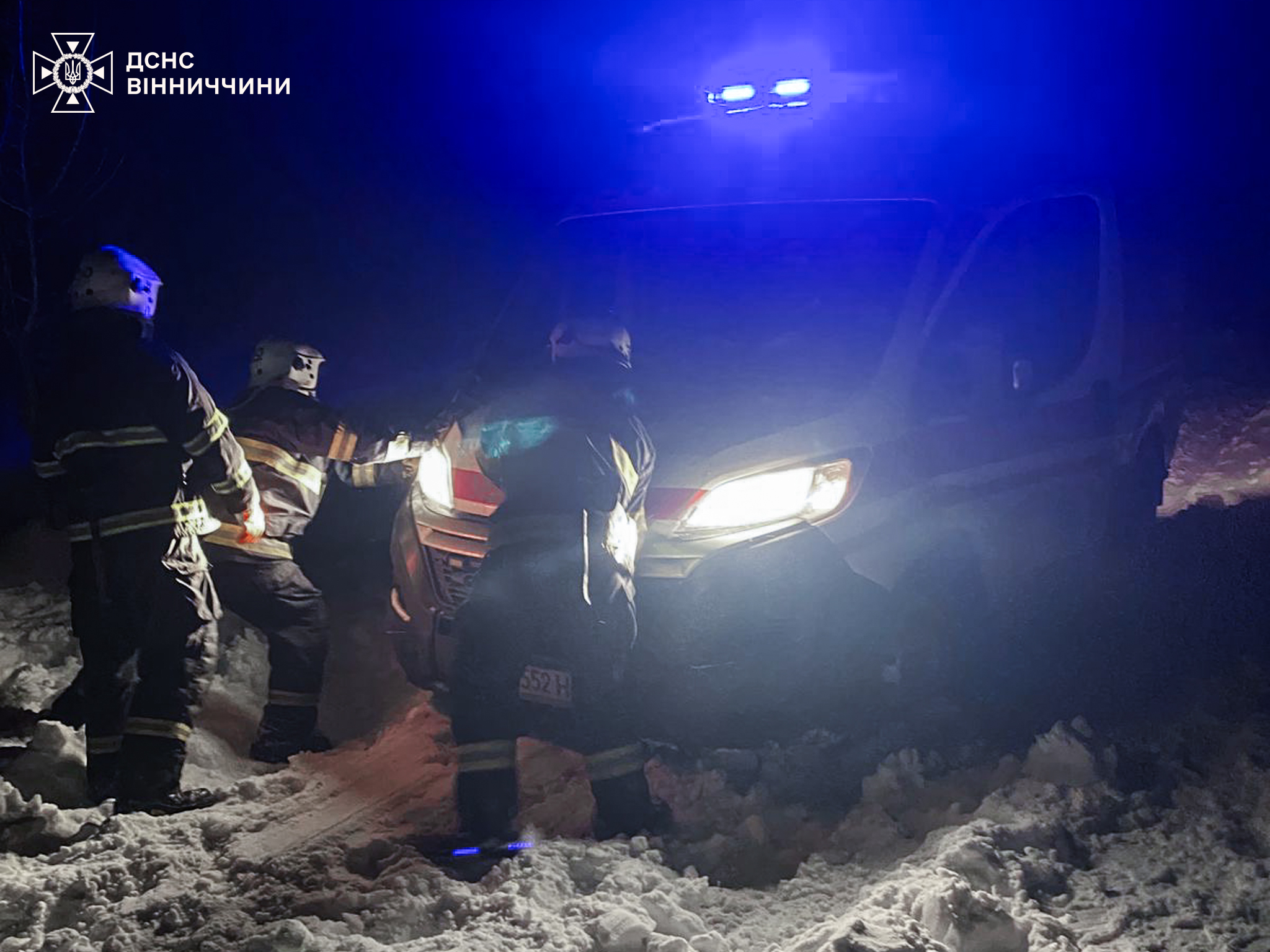 Засніжені дороги не стали перешкодою: рятувальники тричі допомогли «швидким» дістатися пацієнтів