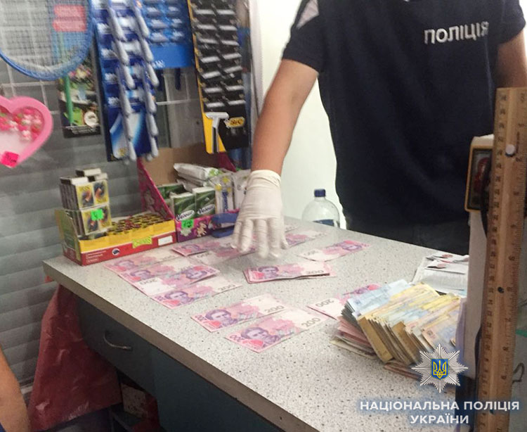 За вимагання неправомірної вигоди поліція затримала чотирьох осіб