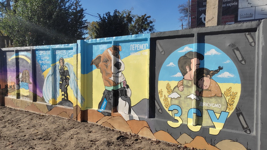 На Вінниччині майстрині розписали стіну патріотичними малюнками