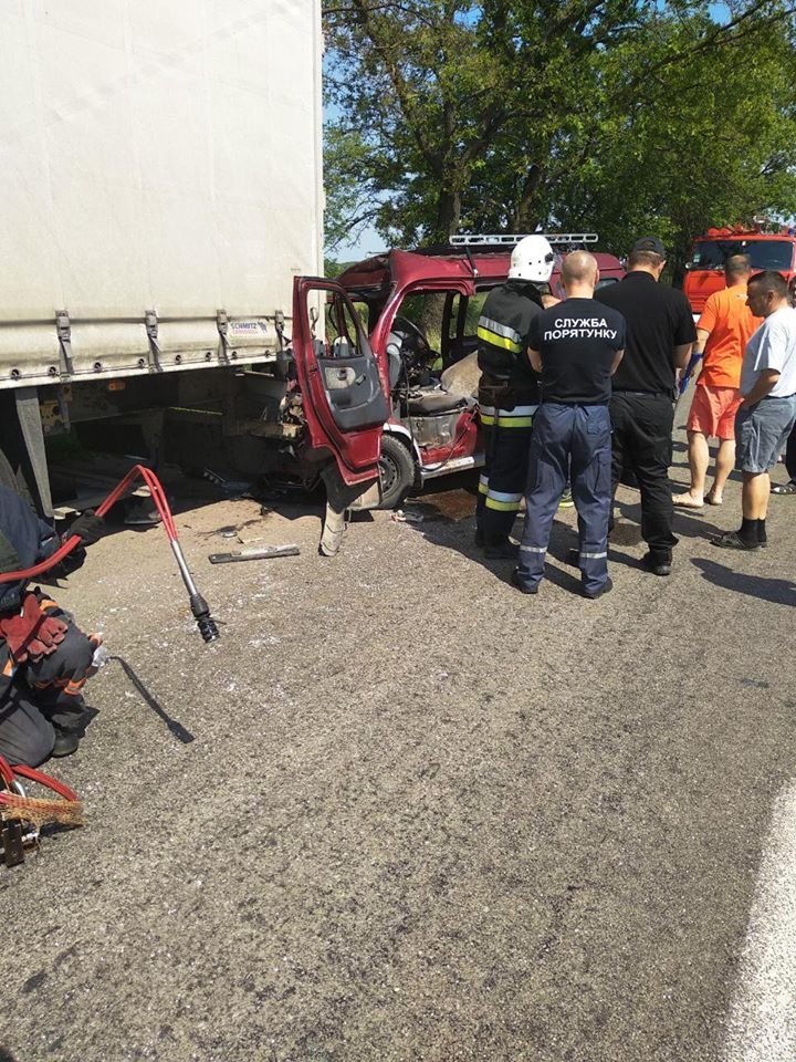 Жахлива ДТП біля Івано-Франківська: рятувальники «вирізали» з авто водія, який врізався у фуру