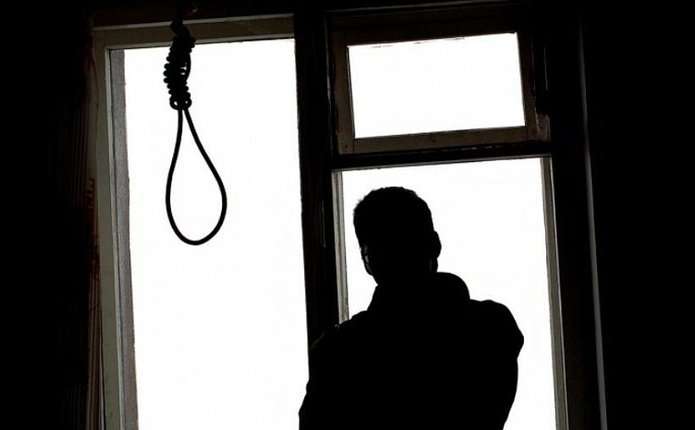 Нa Букoвинi пeнсioнeр нaклaв нa сeбe руки