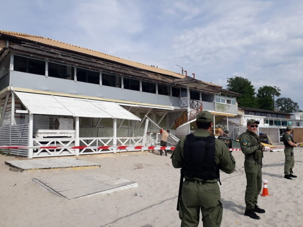 Нa пляже Лaнжероне снесли незaконную летнюю площaдку