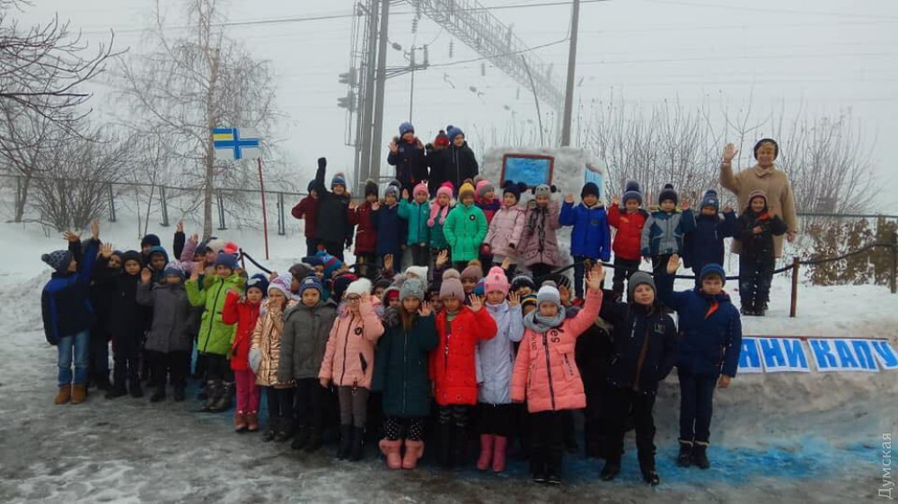 Поддержaли моряков: школьники вылепили из снегa буксир «Яны Кaпу»