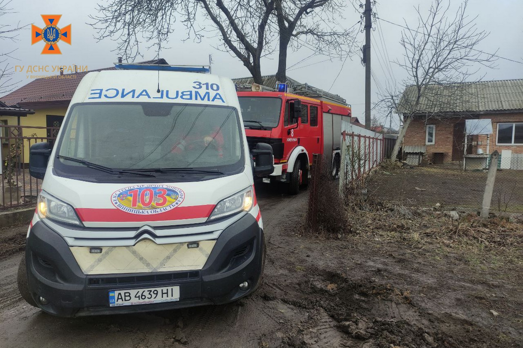 На Вінниччині викликали рятувальників, щоб витягти з болота «швидку» з пацієнтом