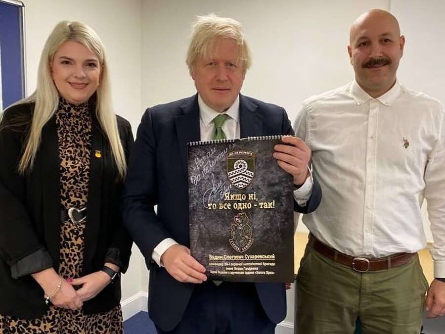 Експрем'єр-міністр Великої Британії отримав сувенірний календар від вінницької 59-ої бригади