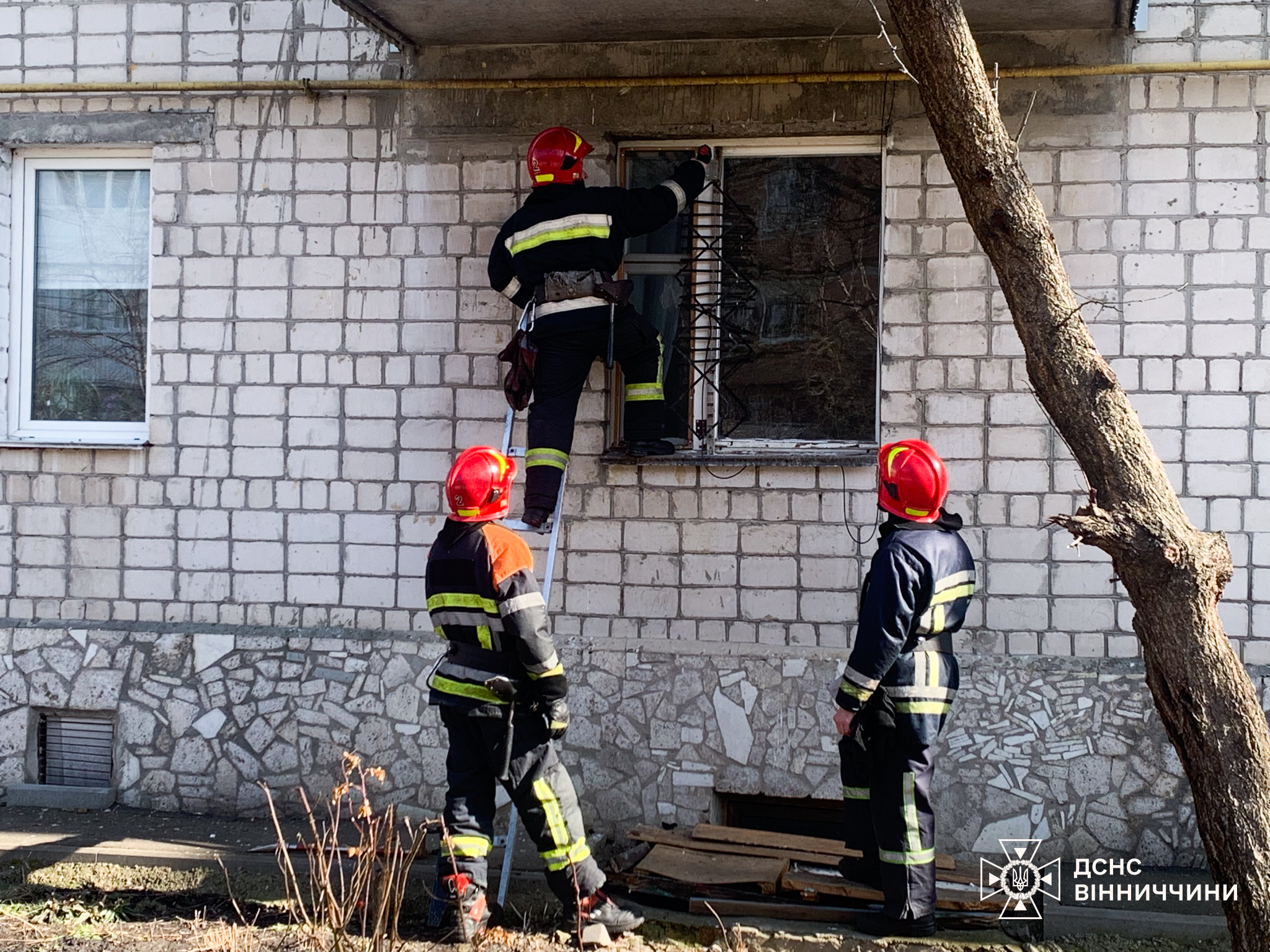 У Вінниці рятувальники двічі допомагали літнім жінкам, які впали у власних квартирах