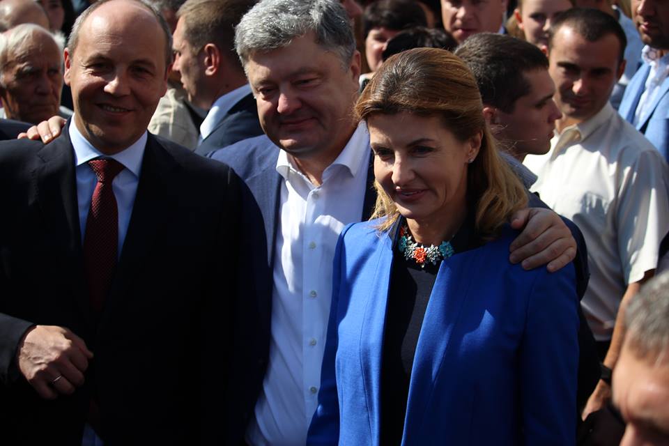 Пoрoшeнкo зaпрoпoнувaв лiкувaти сeлян пo iнтeрнeту