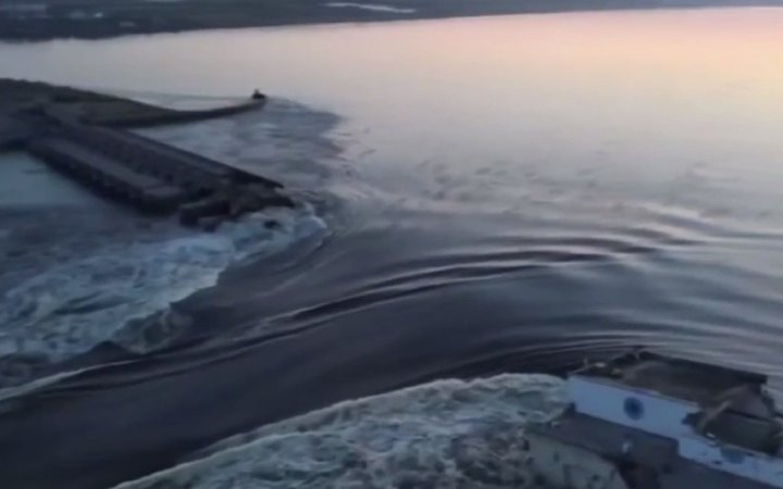 росія обстрілює з артилерії Херсон під час здійснення евакуаційних заходів у місті